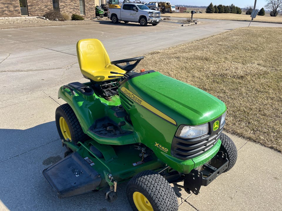 John Deere X740