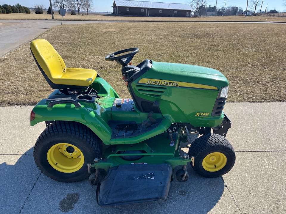 John Deere X740