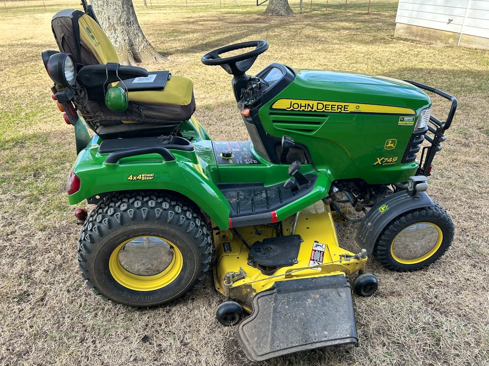 John Deere X749