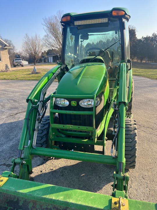 John Deere 3320