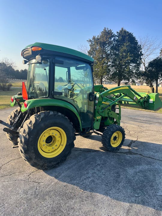 John Deere 3320