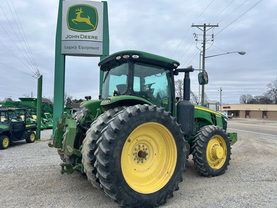 John Deere 8260R