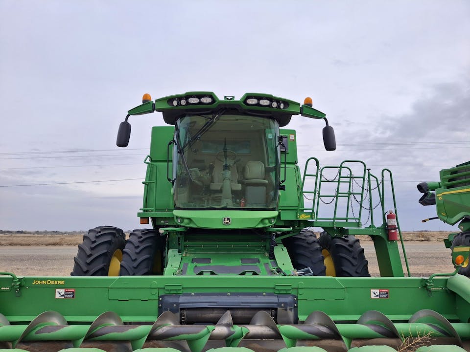 John Deere S670