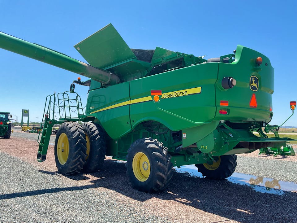 John Deere S670