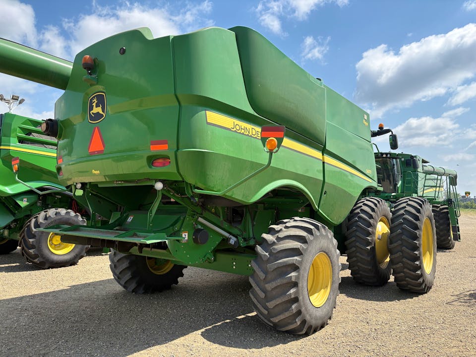 John Deere S670