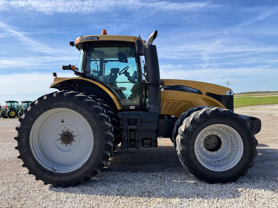 Challenger MT675D