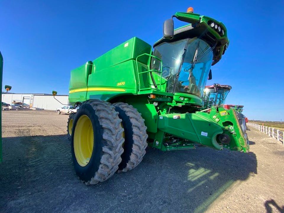 John Deere S670