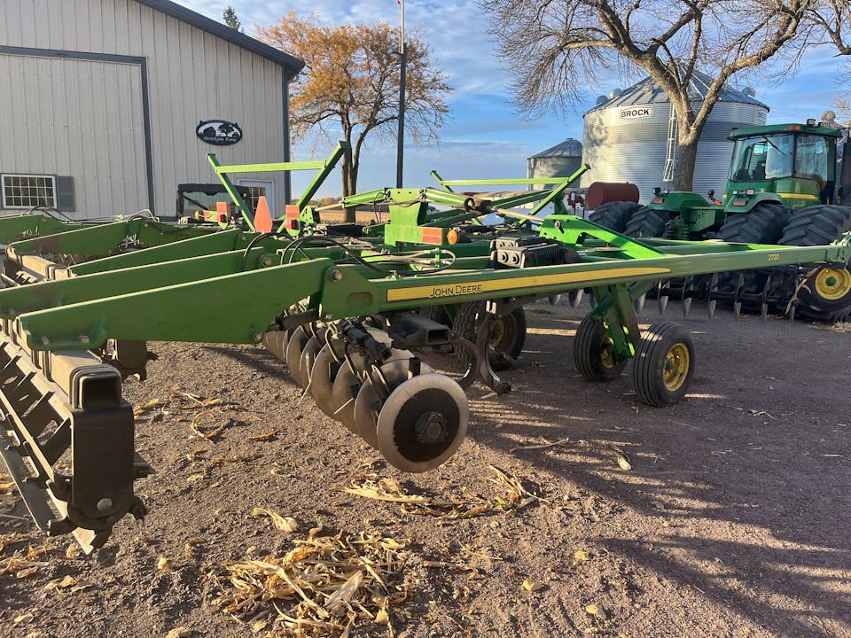 John Deere 2720
