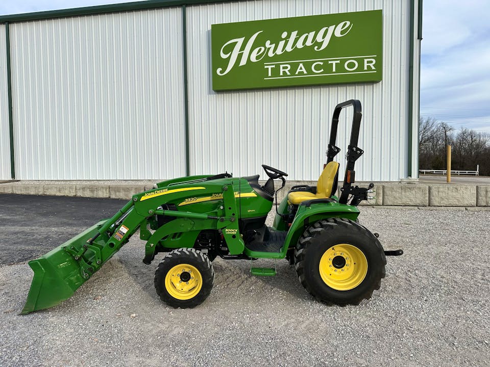 John Deere 3320