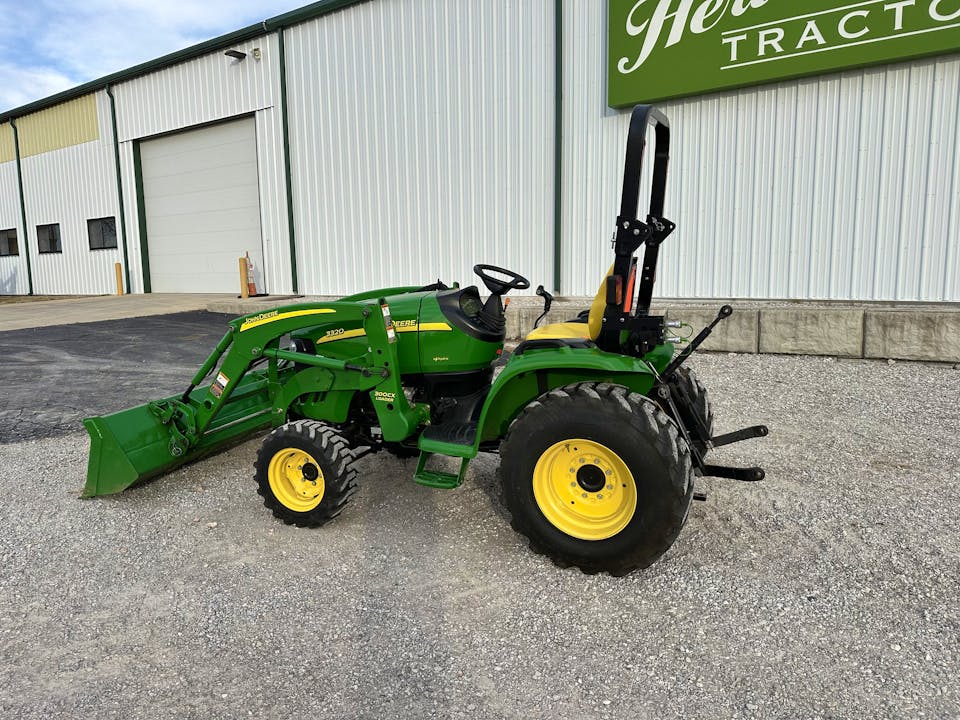 John Deere 3320