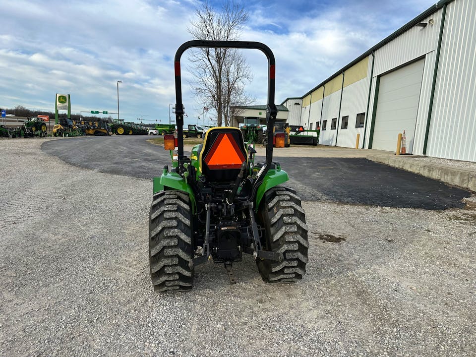 John Deere 3320