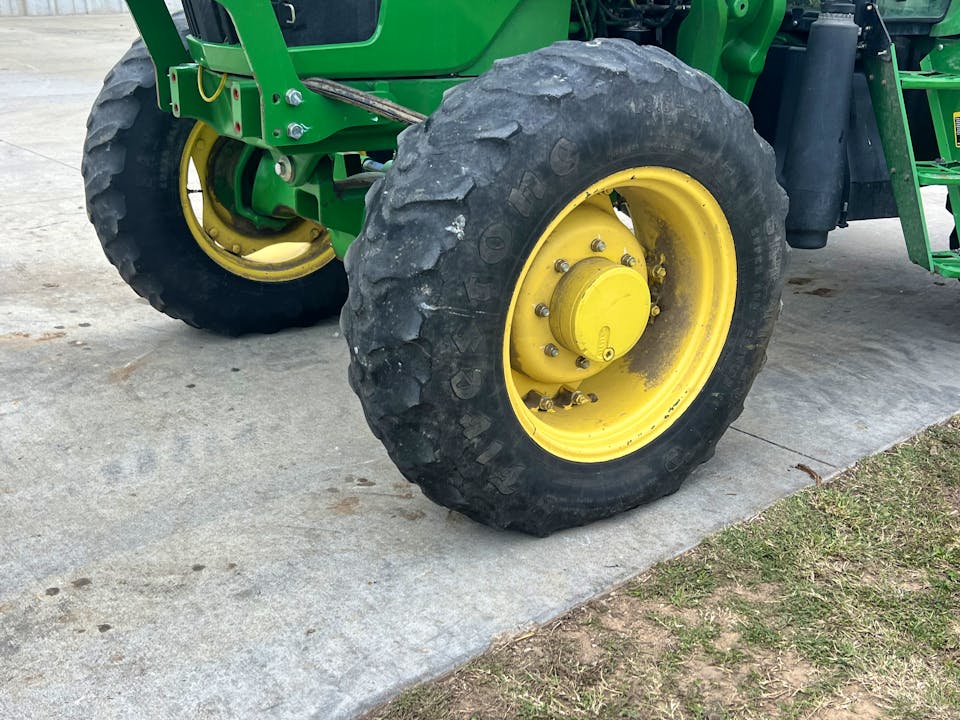 John Deere 6105D