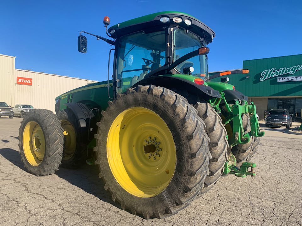 John Deere 8235R
