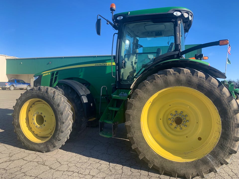 John Deere 8235R