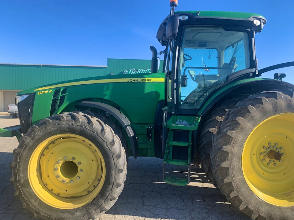 John Deere 8235R