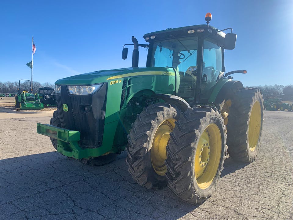 John Deere 8235R
