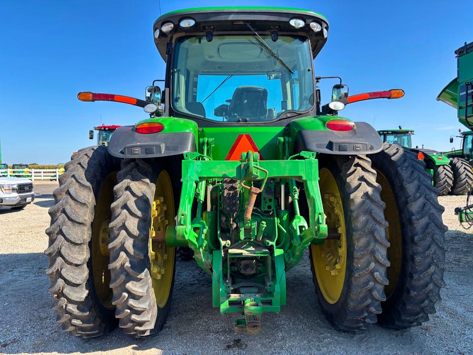 John Deere 8260R
