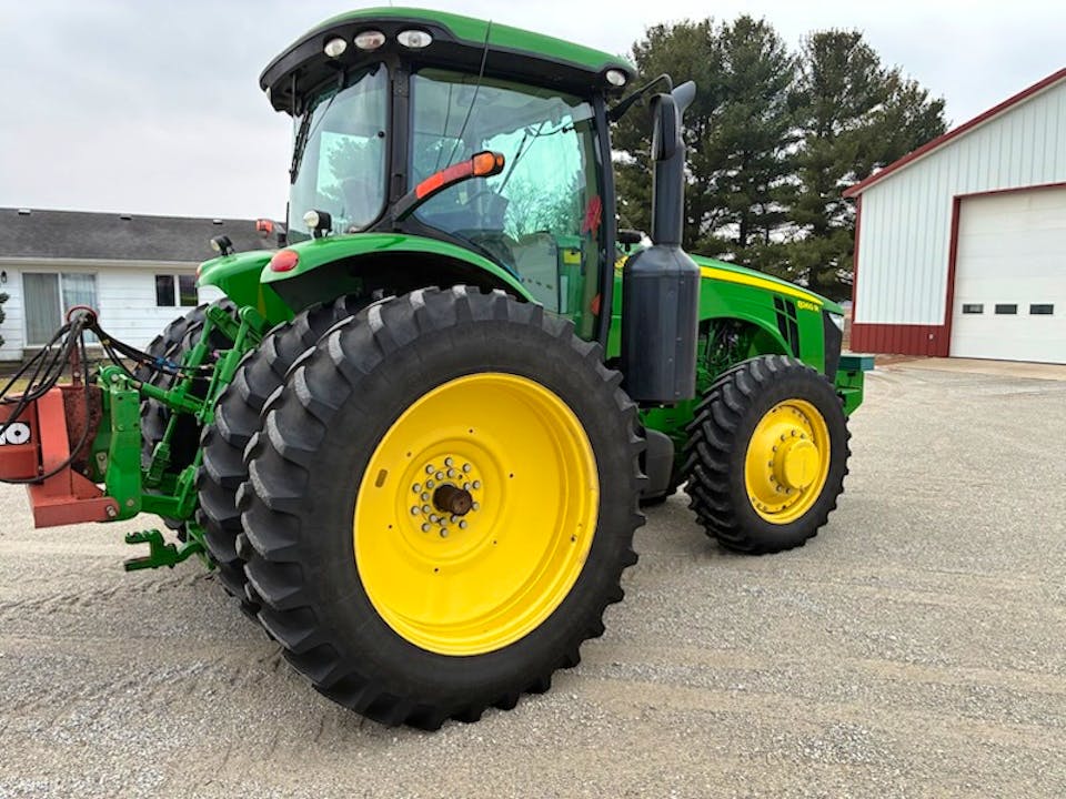 John Deere 8260R