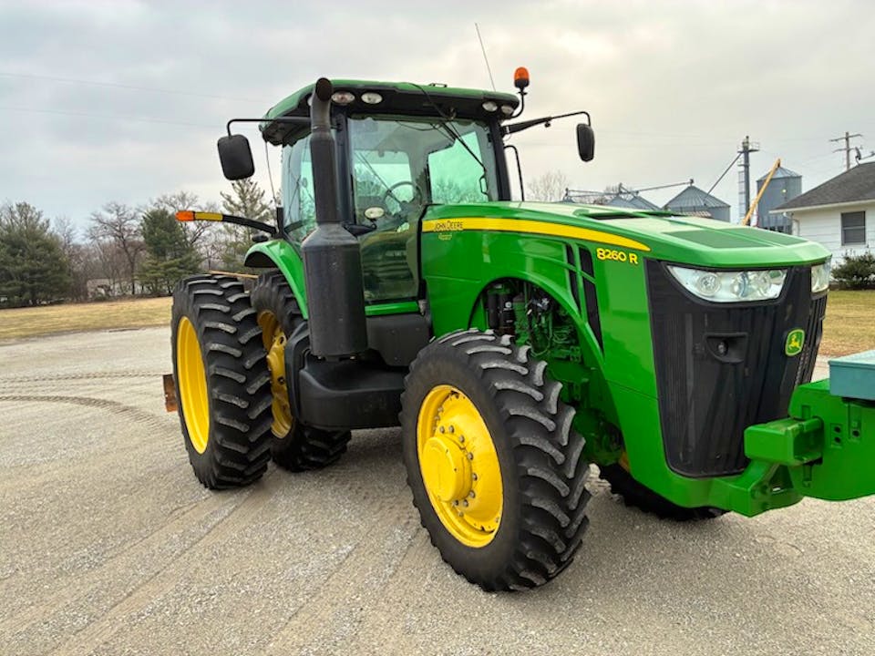 John Deere 8260R