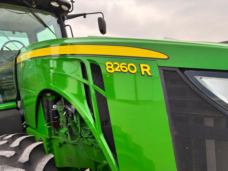 John Deere 8260R