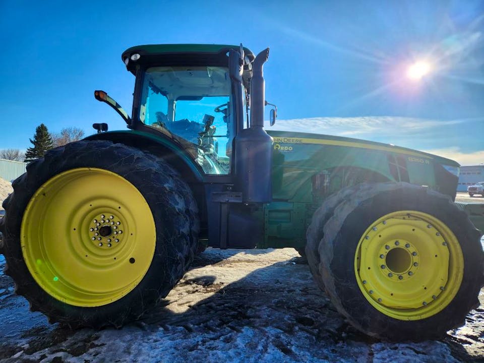 John Deere 8260R