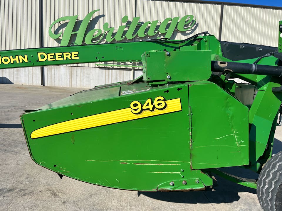 John Deere 946