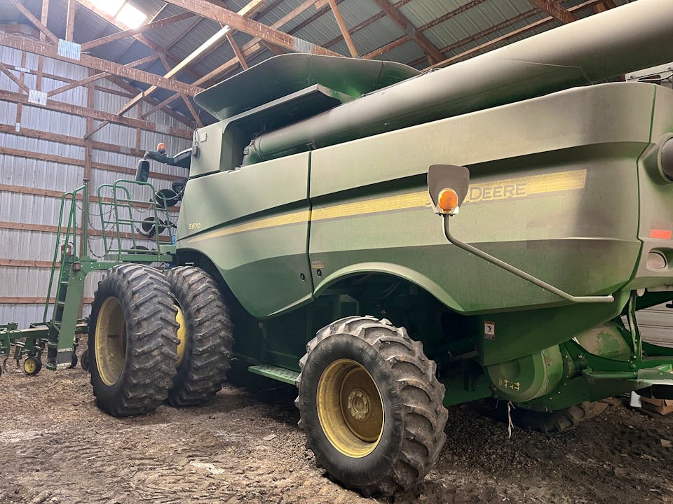 John Deere S670