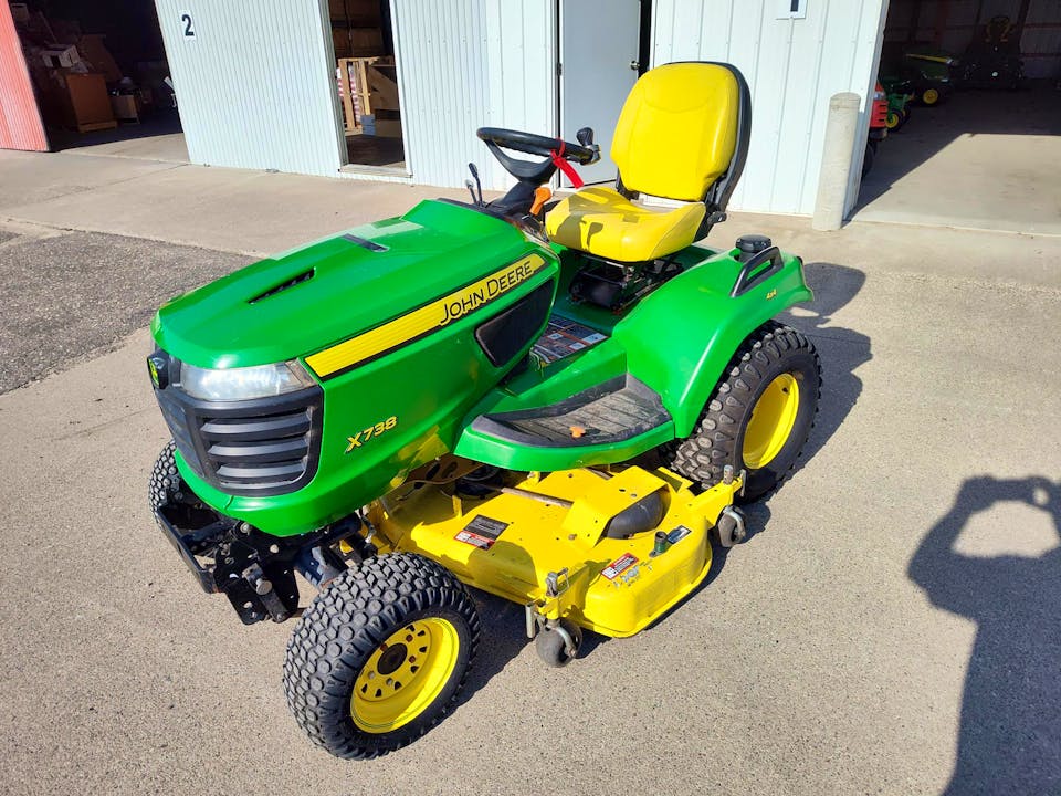 John Deere X738
