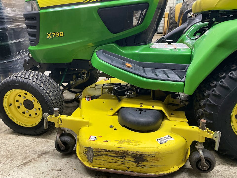John Deere X738