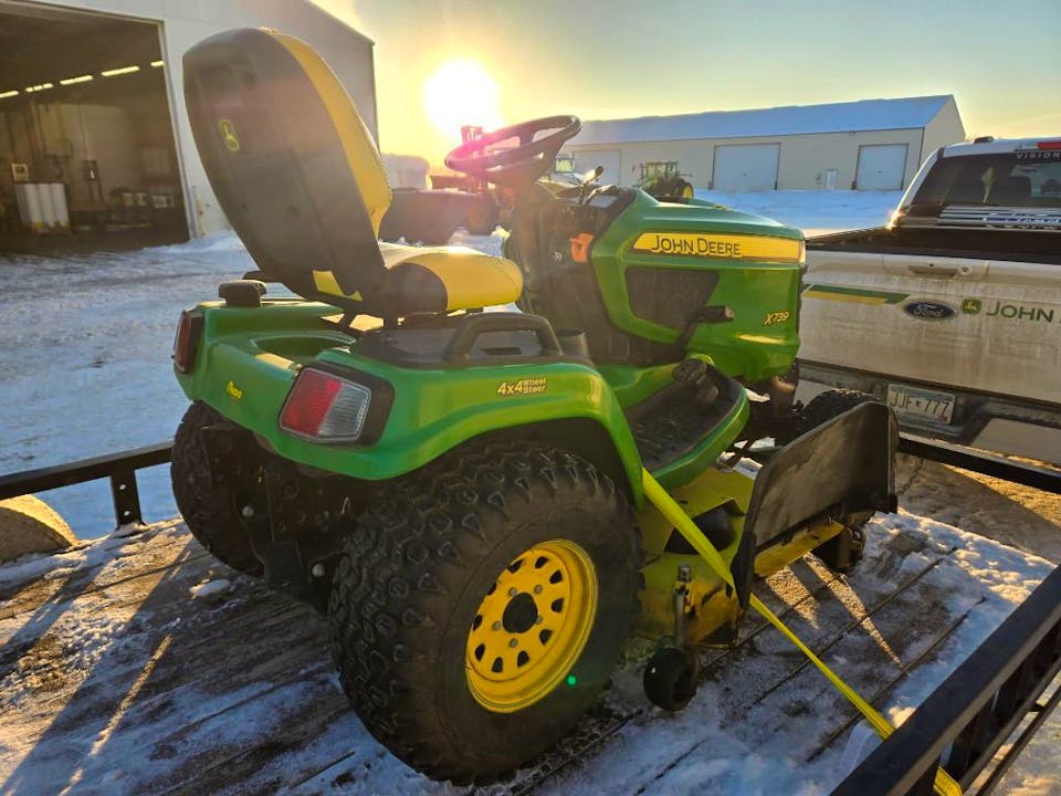 John Deere X739