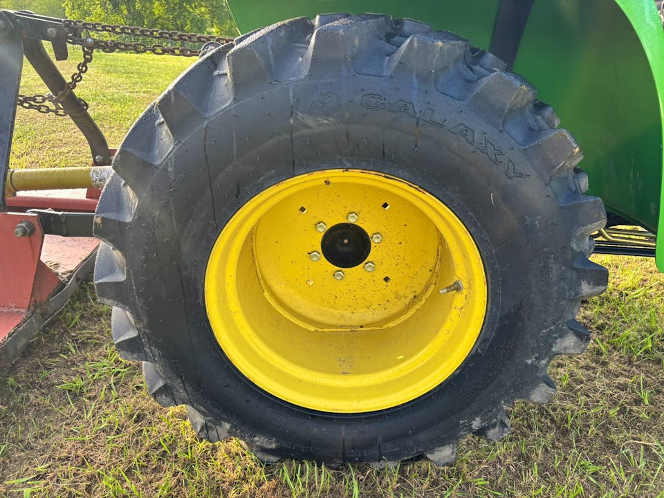 John Deere 3032E