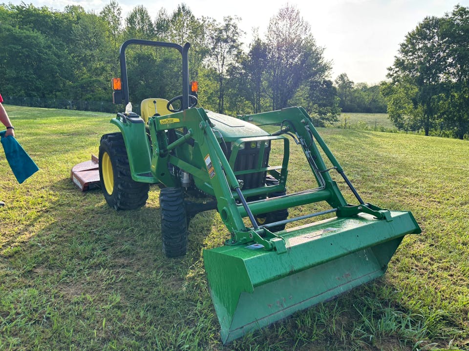 John Deere 3032E