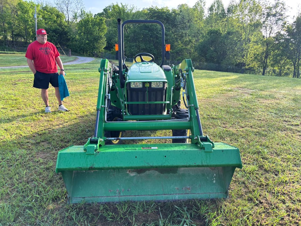 John Deere 3032E