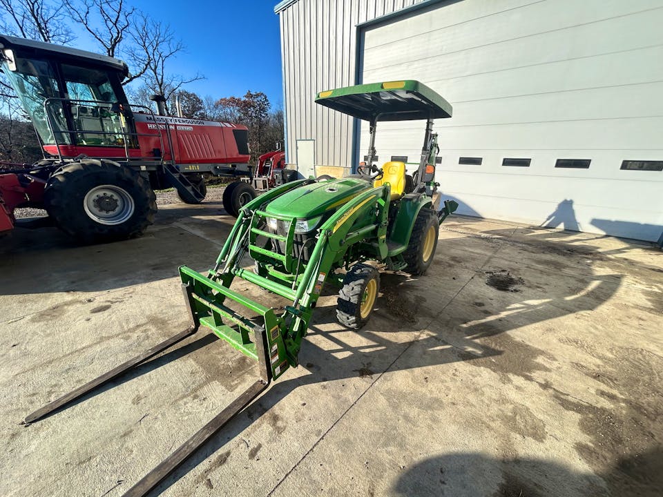 John Deere 3046R