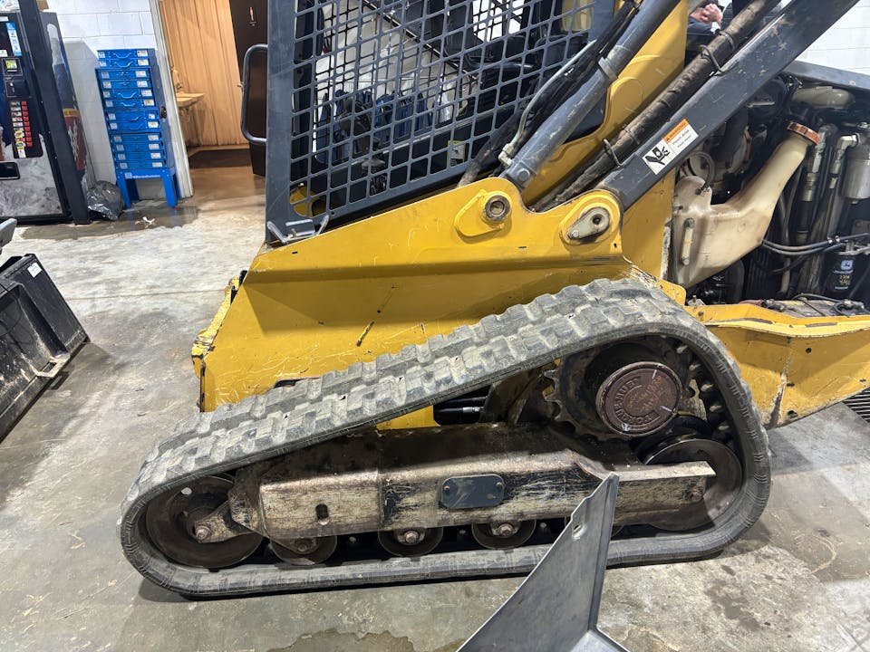 John Deere 323E