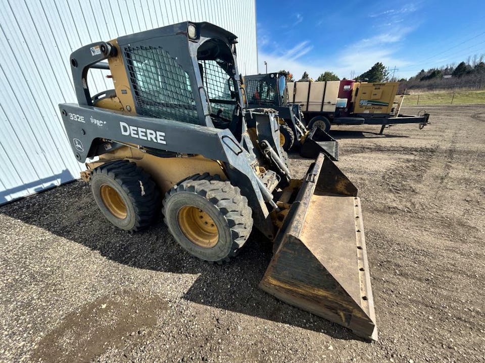 John Deere 332E