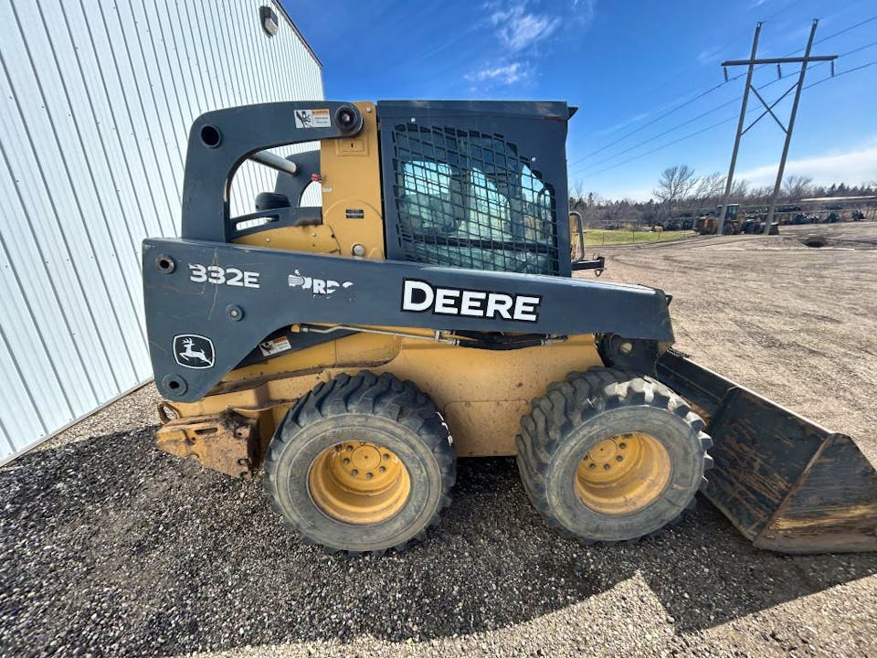 John Deere 332E