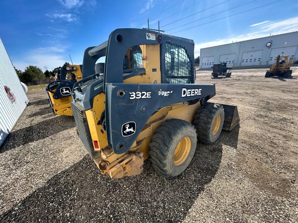 John Deere 332E