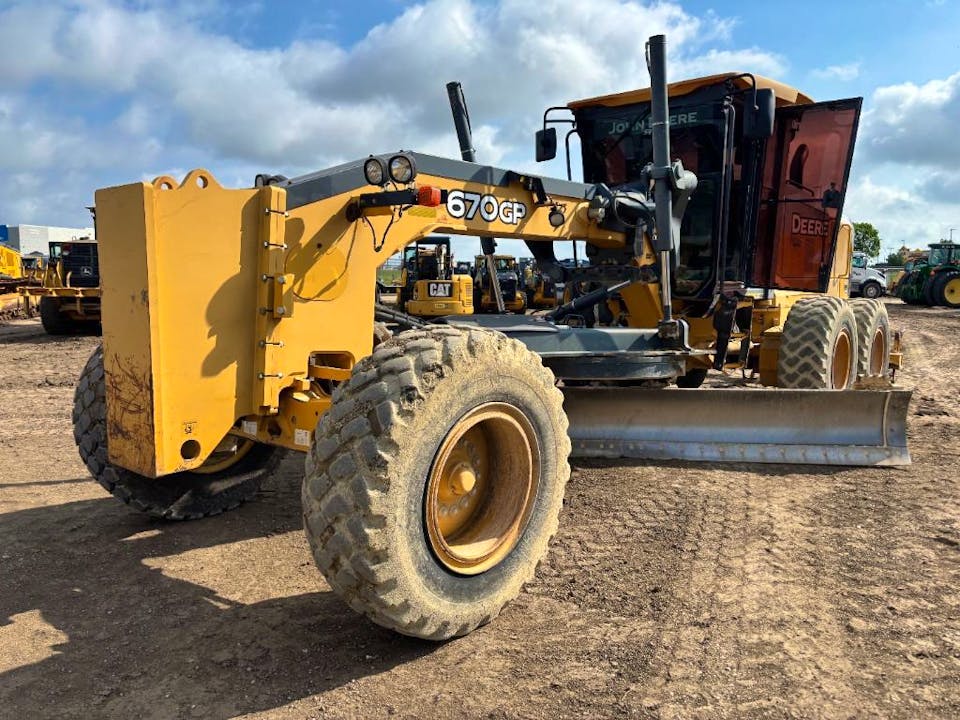 John Deere 670G