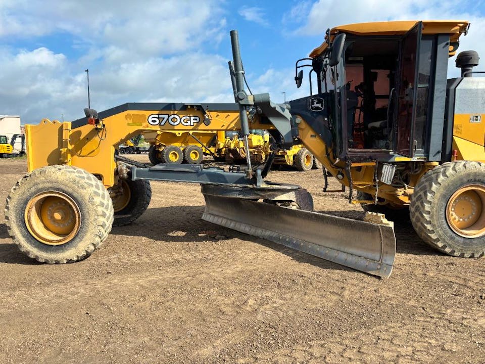 John Deere 670G