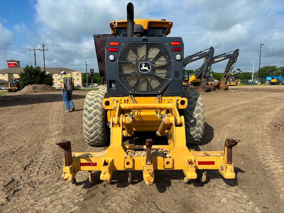 John Deere 670G