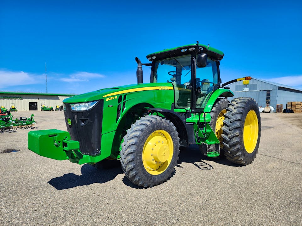 John Deere 8235R