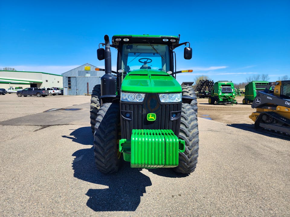 John Deere 8235R