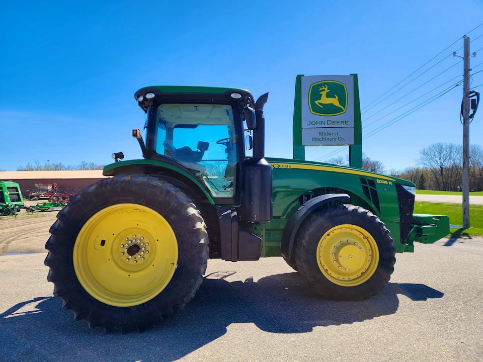 John Deere 8235R