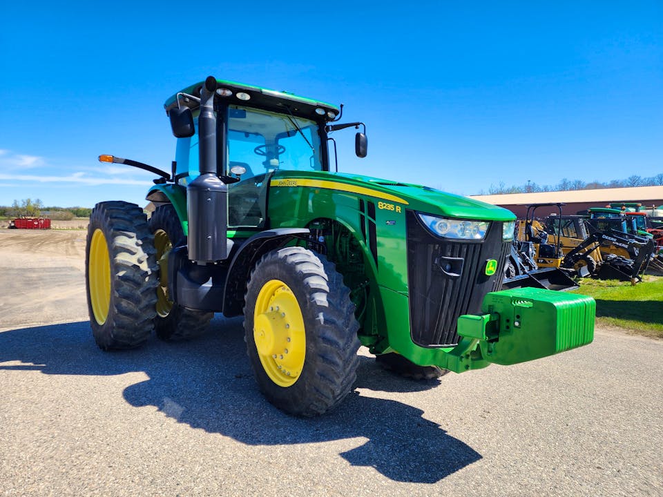 John Deere 8235R