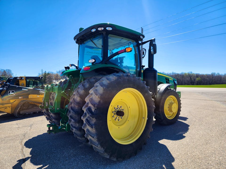 John Deere 8235R