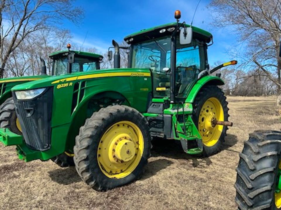 John Deere 8235R