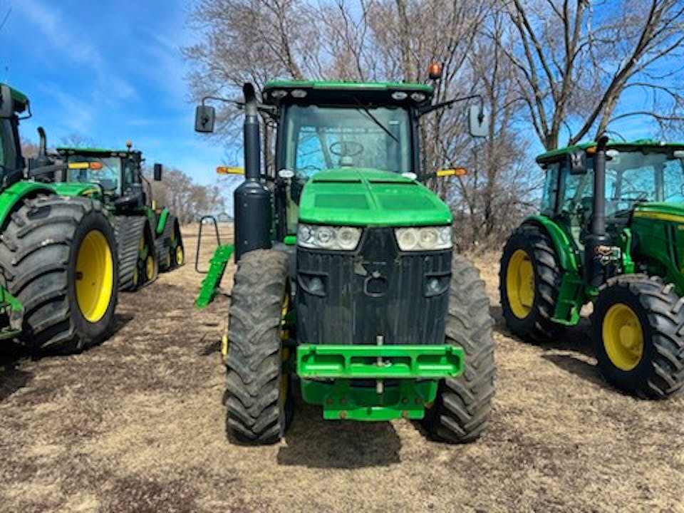 John Deere 8235R