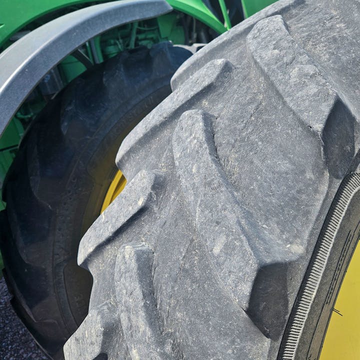 John Deere 8335R