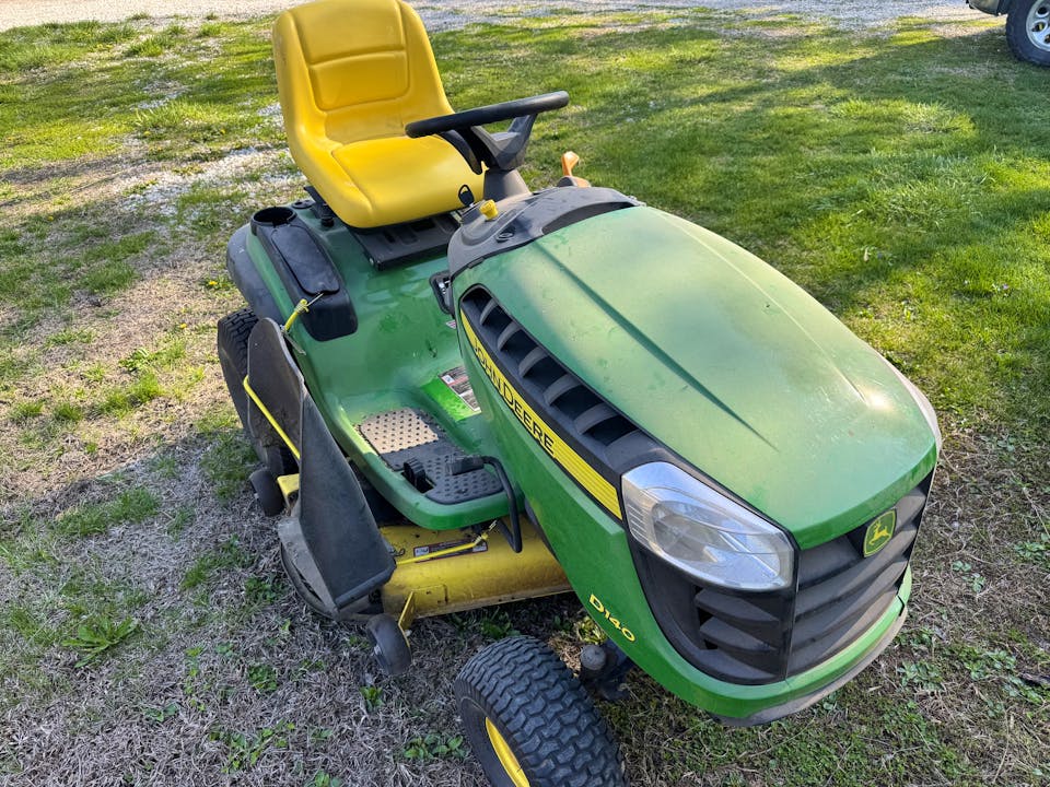 John Deere D140